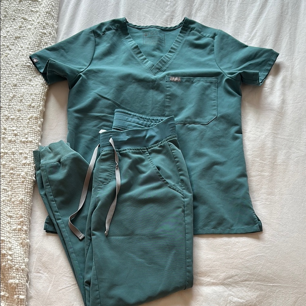 Hydrogreen figs scrub set